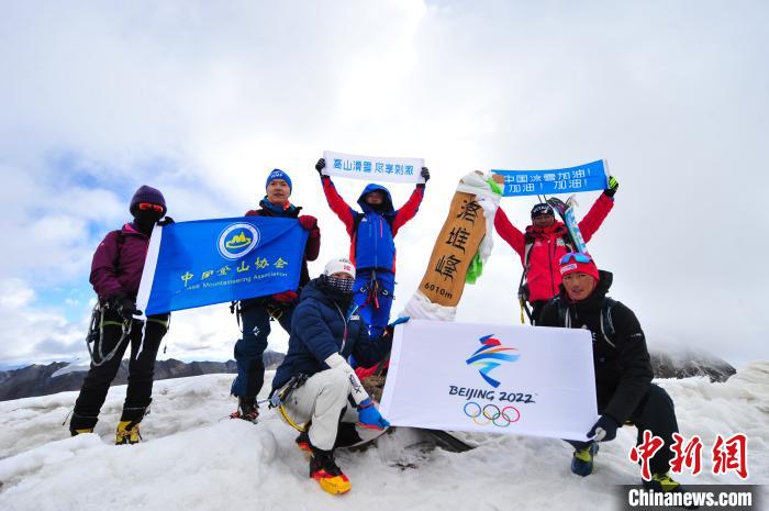 圖為5日，登山者在洛堆峰頂合影?！垈?攝