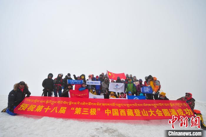 圖為5日，登山者在洛堆峰頂合影?！垈?攝