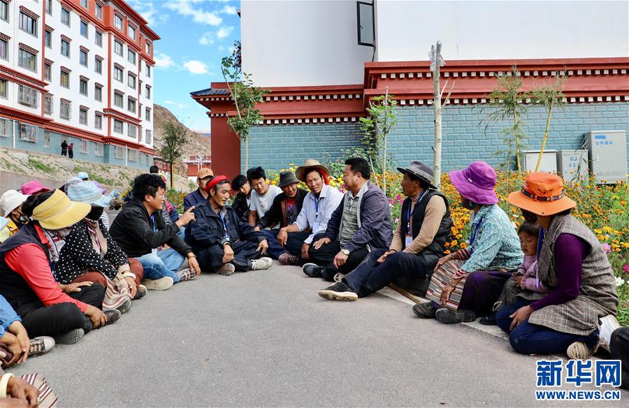 （西藏昌都解放70周年·圖文互動）（1）“群眾搬出來住安穩(wěn)了，我就踏實(shí)了?！薄痪€扶貧干部赤列旺堆的心里話