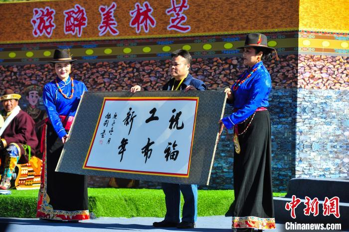 圖為14日，當?shù)孛癖娛謱懝げ夹履曩R詞?！垈?攝