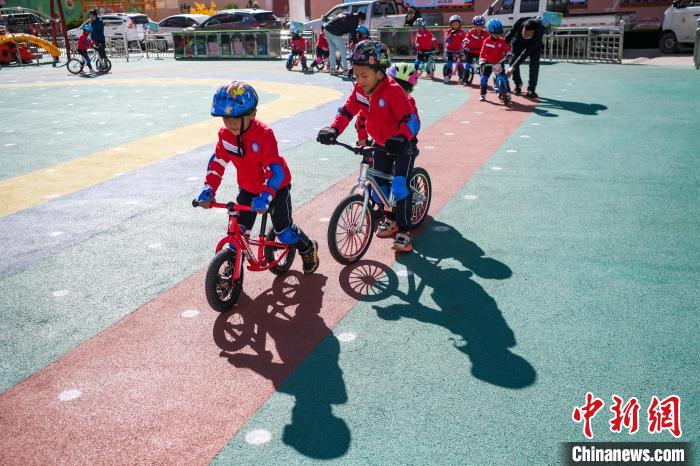 圖為拉薩市實驗幼兒園孩子們正在練習滑步車?！『闻罾?攝