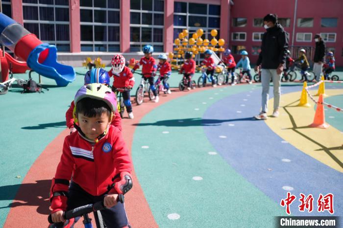 圖為拉薩市實驗幼兒園孩子們在教練的指導下練習滑步車?！『闻罾?攝