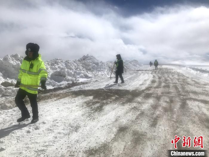 資料圖為，西藏安多交警在唐古拉山埡口除冰作業(yè)。西藏安多縣公安局 供圖