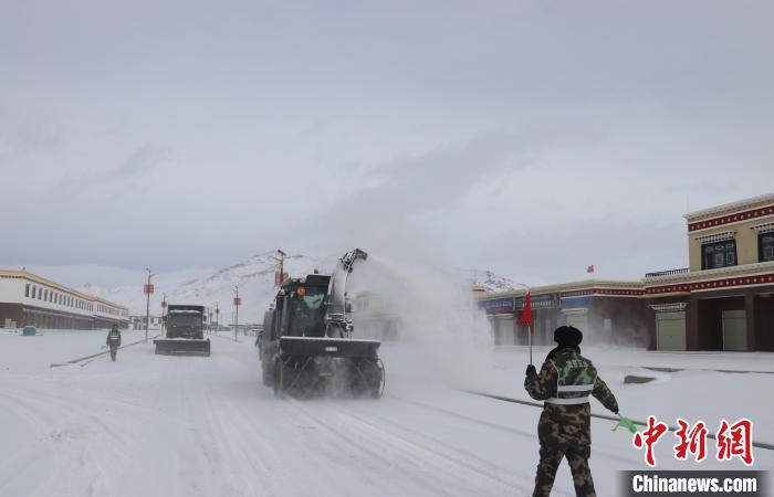 新藏線(xiàn)降雪交通受阻武警官兵緊急搶通