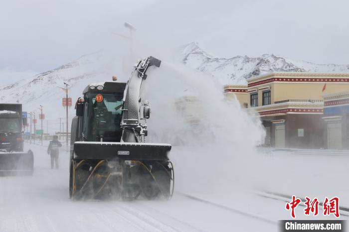 圖為該支隊(duì)官兵正在清理路面積雪?！《崦刺?攝