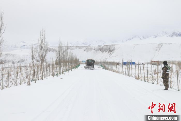 圖為救援官兵正在緊急清理路面積雪?！《崦刺?攝