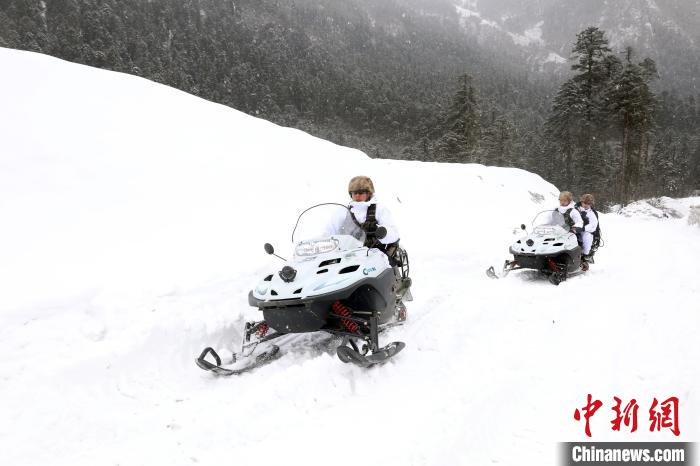 圖為雪地摩托車開路?！⊙鸩?攝