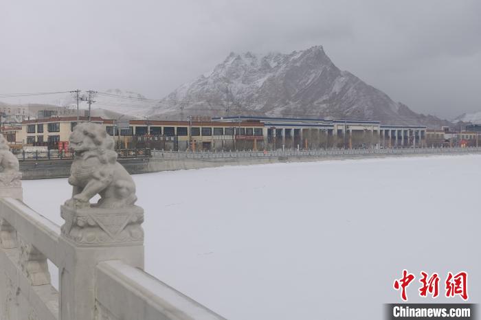 圖為2月5日傍晚時分的西藏阿里獅泉河鎮(zhèn)雪景?！⊥跏啦?攝