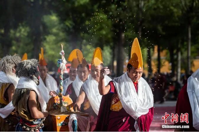 資料圖：扎什倫布寺跳神活動結(jié)束后，僧眾依次拋撒“切瑪”盒中的青稞祈福。<a target='_blank' ><p  align=