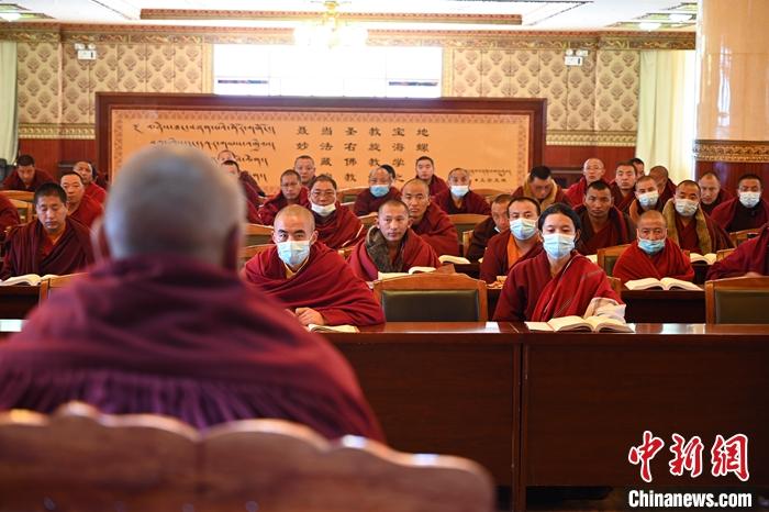 3月23日，記者走進(jìn)位于拉薩的西藏佛學(xué)院，探訪宗教學(xué)府的新學(xué)期。圖為佛學(xué)院學(xué)員正在上課。<a target='_blank' ></p><p  align=