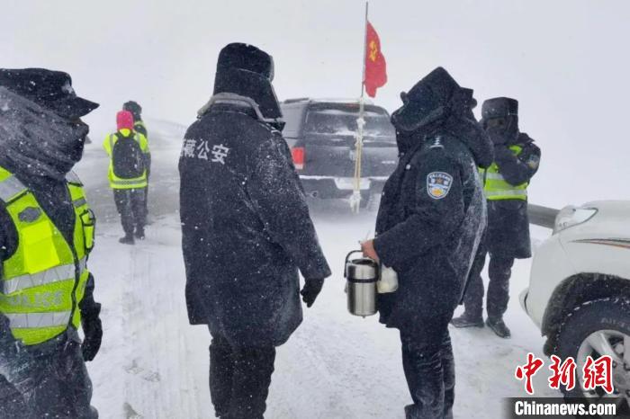 強(qiáng)降雪后，西藏安多縣警方在國(guó)道109線唐古拉山段開展除雪保通工作?！“捕嗫h公安局 供圖 攝