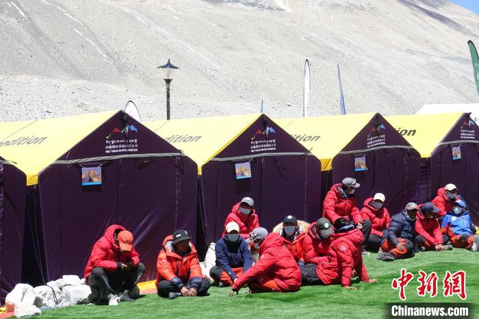 5月9日，登山隊員在珠峰北坡登山大本營歇息?！∪轿木?攝