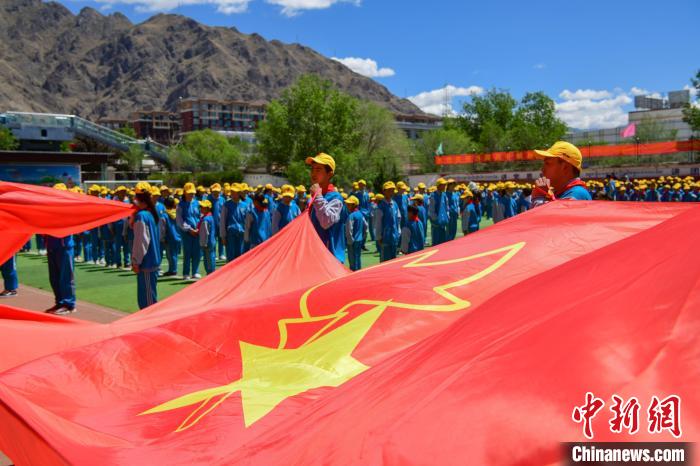 圖為拉薩市堆龍德慶區(qū)堆龍姜昆黃小勇希望小學(xué)學(xué)生在操場(chǎng)入隊(duì)儀式?！∝暩聛硭?攝