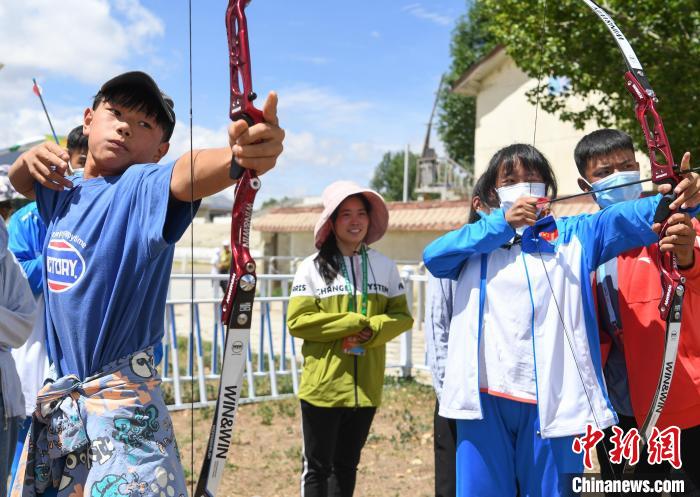 圖為西藏自治區(qū)拉薩市賽馬場內學生在體驗“工布響箭”項目?！∝暩聛硭?攝