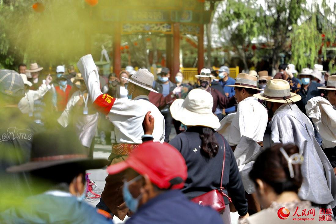 拉薩市民在宗角祿康公園跳鍋莊舞。人民網(wǎng) 次仁羅布攝