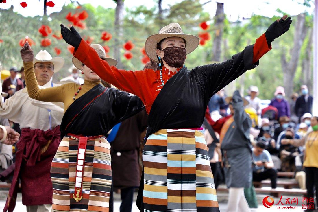 拉薩市民在宗角祿康公園跳鍋莊舞。人民網(wǎng) 次仁羅布攝