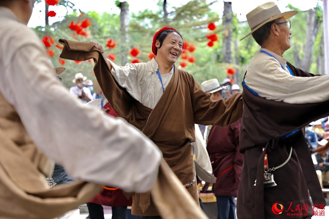 拉薩市民在宗角祿康公園跳鍋莊舞。人民網(wǎng) 次仁羅布攝