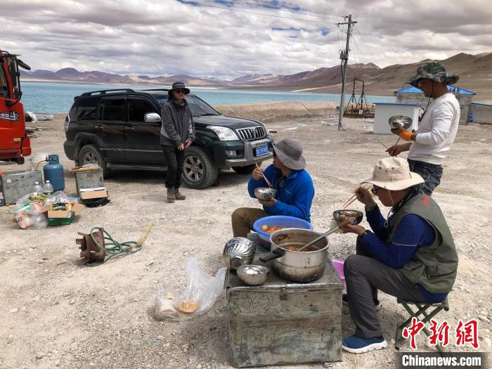 在“世界屋脊”上作業(yè)，中國科考隊員衣、食、住、行有何特色？