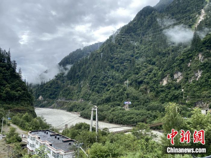 險(xiǎn)山急流中的兩座橋。彭寧鈴 攝