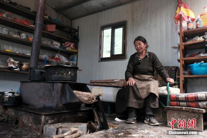 圖為8月6日，“玉麥姐妹”央宗在自家牧場放牧點的小屋里，她傳承了父親的生活習(xí)慣，喜歡待在牧場。 <a target='_blank' ></p><p  align=