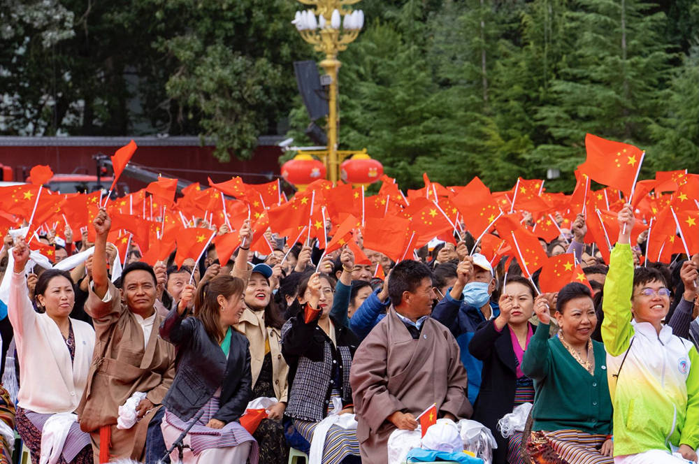 8月19日10時(shí)，慶祝西藏和平解放70周年大會(huì)在拉薩市布達(dá)拉宮廣場隆重舉行。徐馭堯 攝