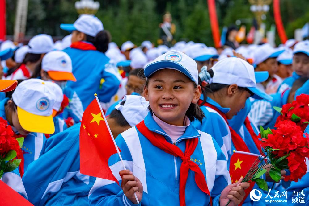 8月19日10時(shí)，慶祝西藏和平解放70周年大會(huì)在拉薩市布達(dá)拉宮廣場隆重舉行。徐馭堯 攝