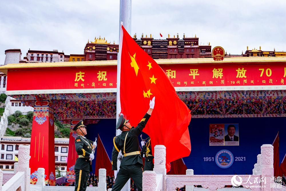 8月19日10時(shí)，慶祝西藏和平解放70周年大會(huì)在拉薩市布達(dá)拉宮廣場隆重舉行。這是大會(huì)舉行升旗儀式。徐馭堯 攝