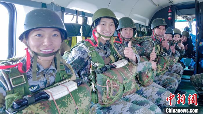 圖為女兵們在直升機上準備跳傘。　王述東 攝