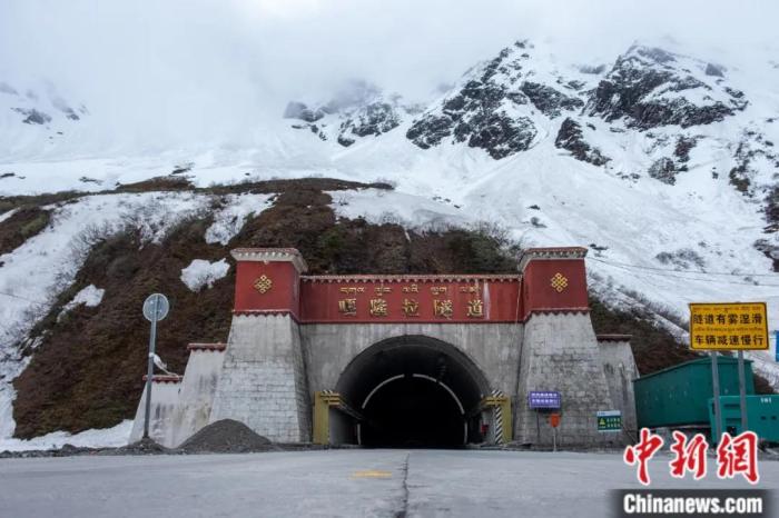 墨脫公路控制性工程——嘎隆拉隧道。上方為嘎隆拉雪山，曾是進(jìn)入墨脫最大的“攔路虎”。