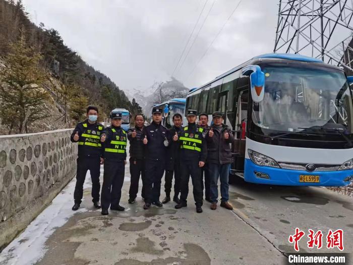 救援成功后，司機(jī)們與邊境派出所民警合影。　李建峰 攝