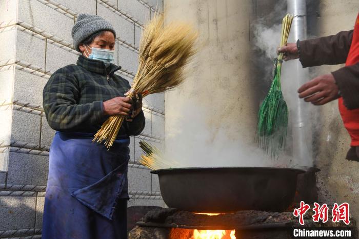 圖為拉薩手藝人制作年貨“羅薩梅朵”。　貢嘎來松 攝