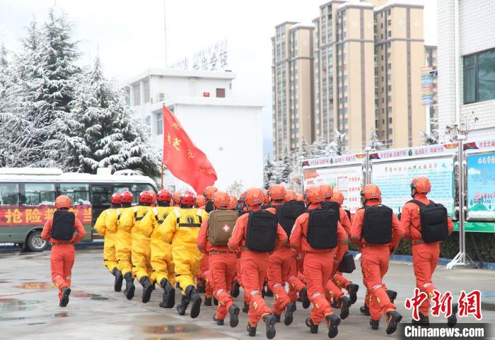 應(yīng)對(duì)西藏降雪天氣林芝森林消防部門開(kāi)展冰雪災(zāi)害救援拉動(dòng)演練