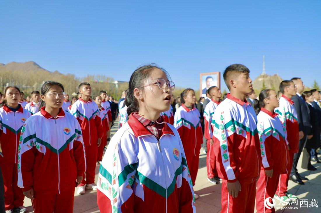 全體奏唱國(guó)歌。人民網(wǎng) 次仁羅布攝