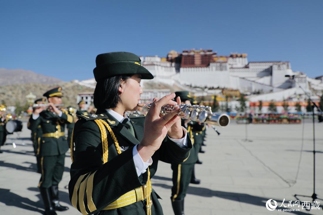 軍區(qū)文工團(tuán)奏響國(guó)歌。人民網(wǎng) 次仁羅布攝