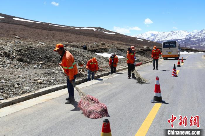 西藏“四好農(nóng)村公路”：為農(nóng)牧民帶來家門口的就業(yè)機(jī)會