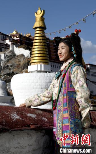 西藏自治區(qū)級非遺項目——拉薩服飾，圖為舊時拉薩貴族婦女的裝扮。