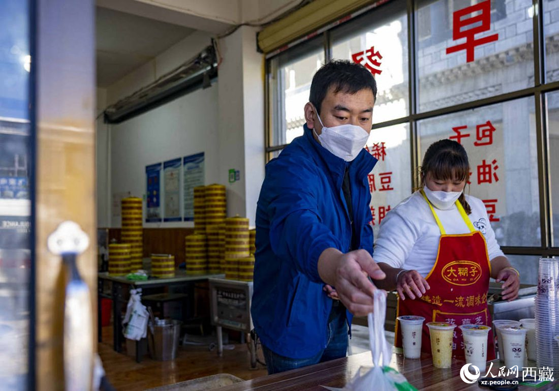 市民購(gòu)買早餐。人民網(wǎng) 次仁羅布攝