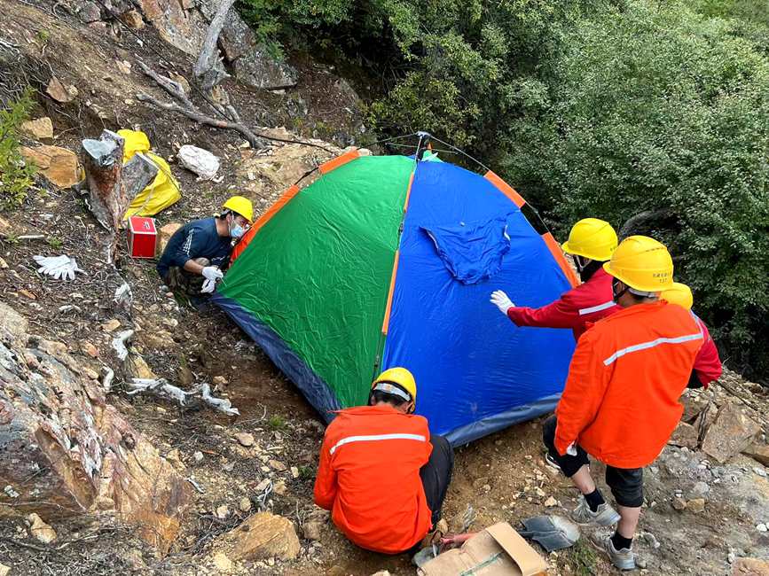 9月15日，電力施工人員正在施工點附近搭建暫居帳篷。白瑪多吉攝