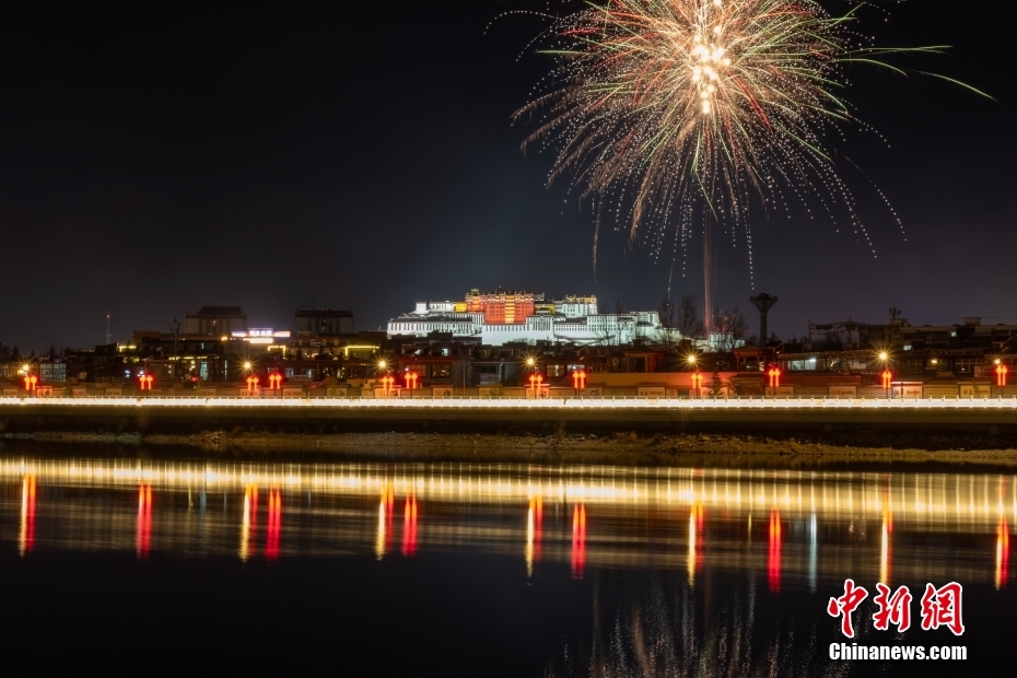 資料圖為2022年3月1日，拉薩迎來(lái)藏歷新年“古突夜”，煙花與被燈光照亮的布達(dá)拉宮交相輝映。 <a target='_blank' href='/'><p  align=