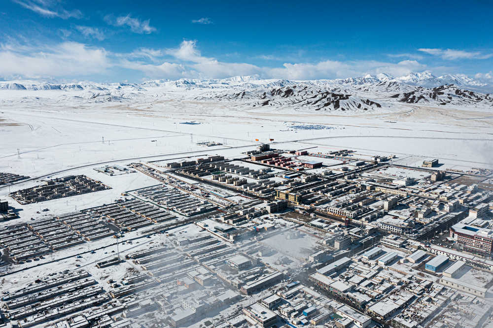 西藏阿里地區(qū)改則縣迎來初雪，銀裝素裹，美如畫卷。