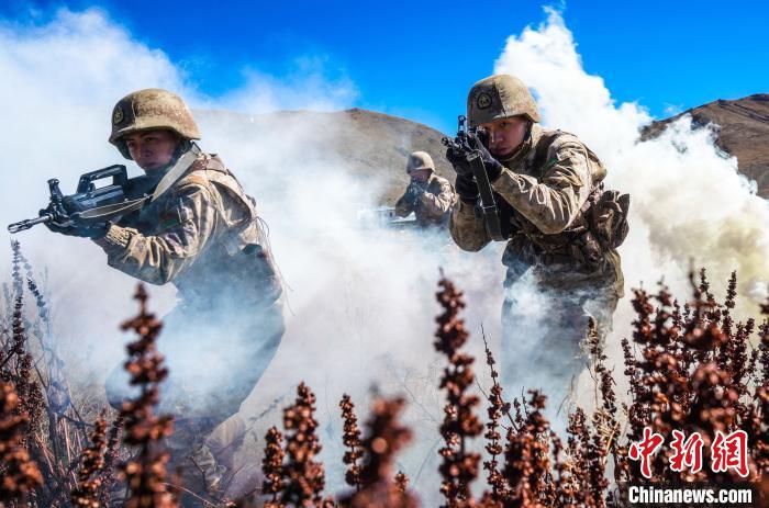 官兵正在進(jìn)行戰(zhàn)術(shù)綜合訓(xùn)練。　西藏山南軍分區(qū)某團(tuán)供圖