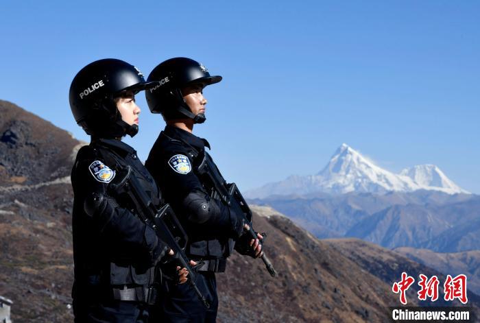 1月6日，移民警察在執(zhí)勤。　李林 攝