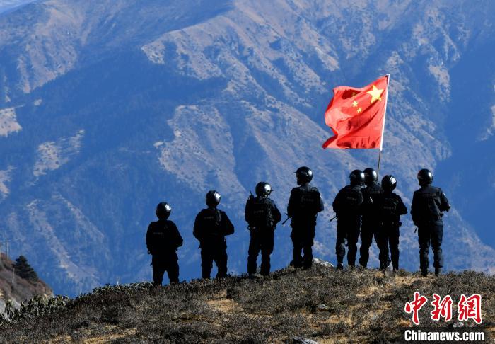 1月6日，移民警察在執(zhí)勤。　李林 攝