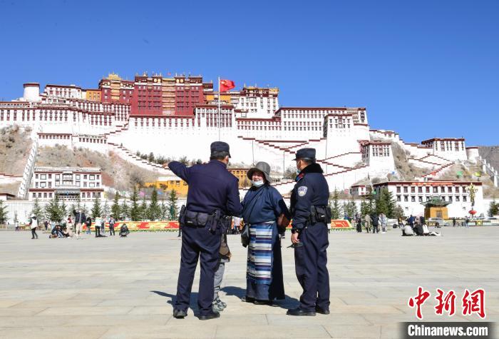 圖為1月23日，布達(dá)拉宮廣場(chǎng)派出所民警正在回答民眾咨詢?！∝暩聛硭?攝