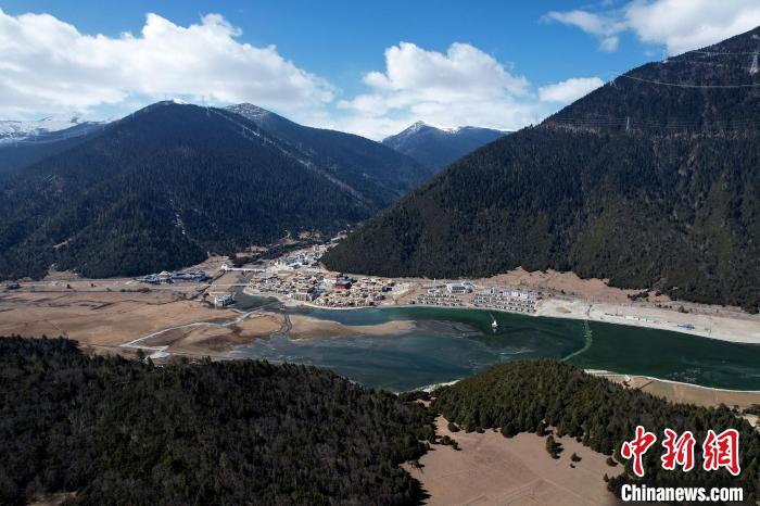 2月17日，西藏林芝魯朗小鎮(zhèn)。(無(wú)人機(jī)照片) 李林 攝