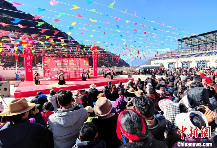 文藝活動(dòng)全景。　芒康縣委宣傳部供圖