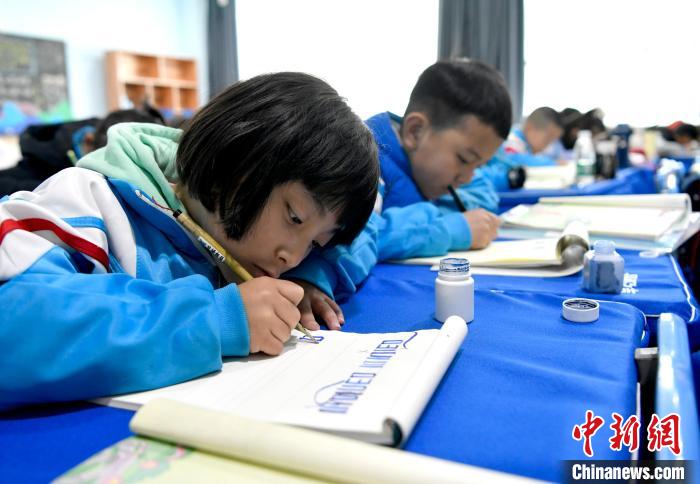 3月14日，西藏拉薩市第一小學(xué)一年級(jí)六班的學(xué)生們?cè)诓卣Z(yǔ)文課上書(shū)寫(xiě)藏文?！±盍?攝