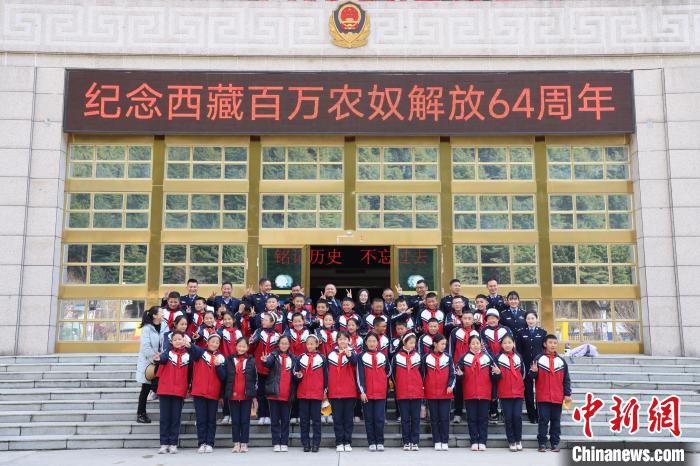 圖為亞東邊檢站民警代表與駐地小學師生代表合影留念?！『?攝