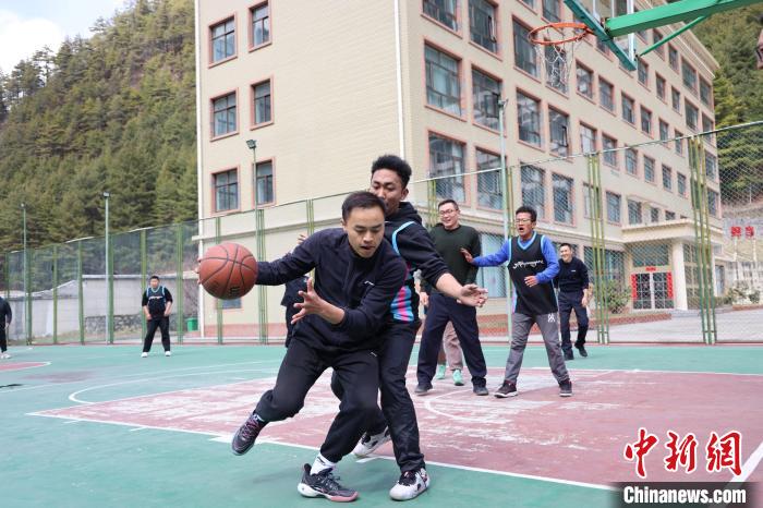 圖為亞東邊檢站民警與駐地農(nóng)業(yè)銀行代表開展籃球友誼賽?！『?攝