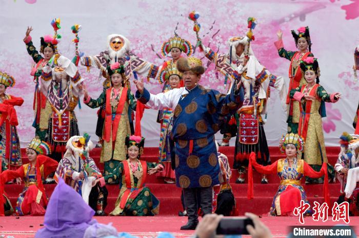 3月28日，西藏林芝第二十屆桃花旅游文化節(jié)開幕式上的文藝表演?！±盍?攝